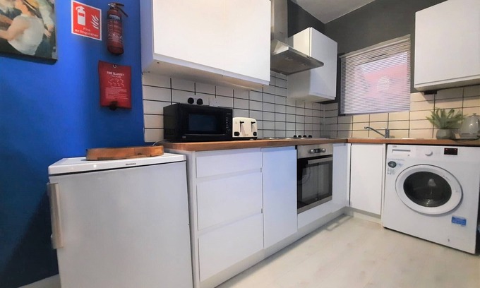 Colchester Casa | 3-bed House in Colchester With Parking and Wifi