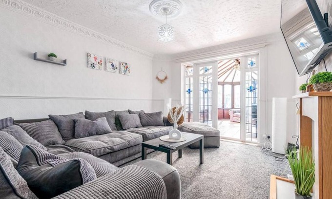 Grays Casa | 3-Bed House Near Lakeside Mall, Onsite Parking