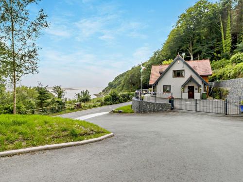 Aberdovey Casa | 3 Bed in Aberdovey DY032