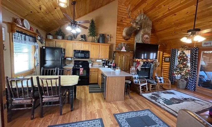 Notch Estates Cabina | 3 bed Log Cabin, w/2 Jacuzzi, 1 mi to SDC, pool, nature trails, private lake
