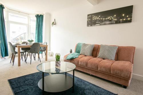 Portsmouth Casa | 3 bed Modern Home, Vibrant & Stylish, Sleep upto 7