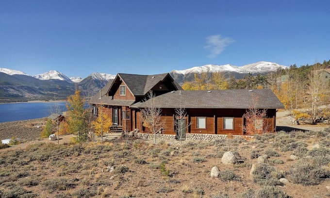 Twin Lakes Cabina | 3 Bed Mountain Cabin with Hot tub, unbelievable lake and mountain views!