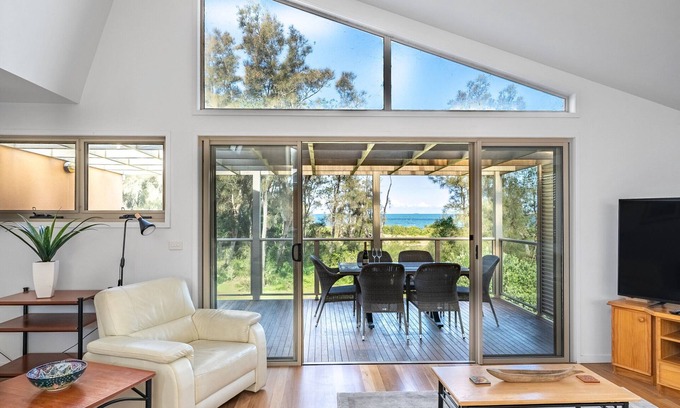 Long Beach Casa | 3-Bed Seaside Serenity Escape at Long Beach