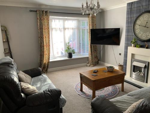 Kingswinford Casa | 3 bed semi detached house near Stourbridge