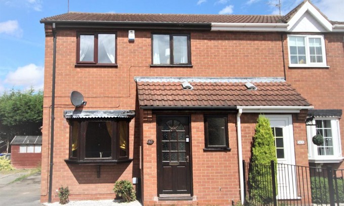 Thorne Casa | 3 Bed Semi - Sleeps 5 - Private Garden & Parking 2 Cars - Quiet Cul De Sac Location - Dog Friendly - Fast Wifi - Close to Motorway Access