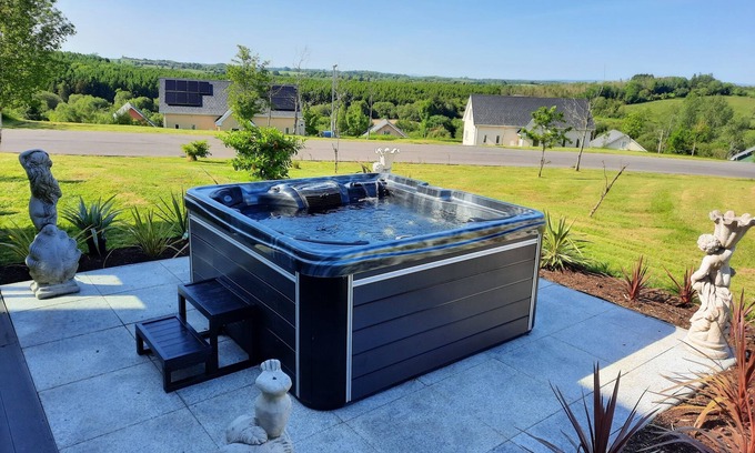 Belturbet Casa | 3 Bed-Sleeps 6-Pets-River View-Hot Tub