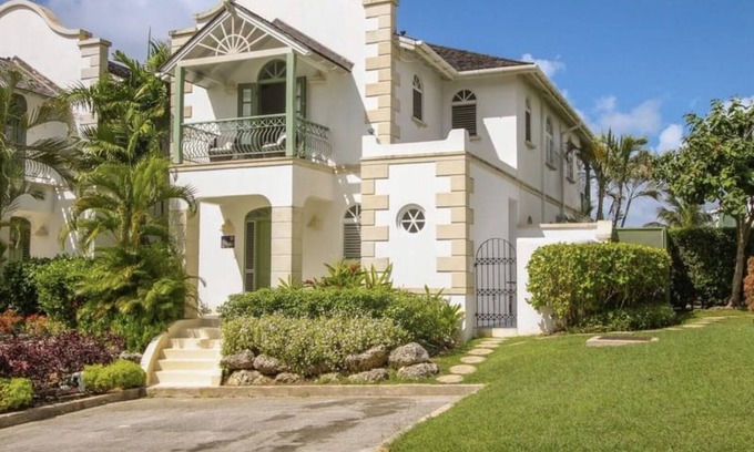Forest Hills Villa | 3 bed villa 3.5 bathroom Air con Wifi 3 pools Gym Tennis Gated community