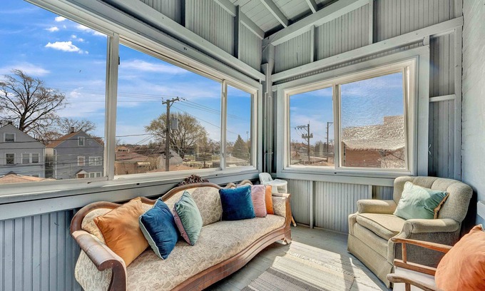 Berwyn Condominio | 3 Bed Vintage Condo In Chicagolands Trendy Berwyn 3 Bedroom Condo by AllSet Turnover