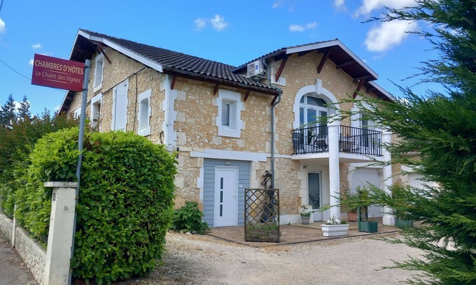 Saint-Laurent-des-Vignes Casa | 3-bedroom air-conditioned house with TV and 3 private bathrooms