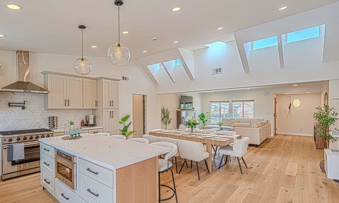 View Park-Windsor Hills Casa | 3-bedroom house in perfect View Park-Windsor Hills with AC, pool & gym