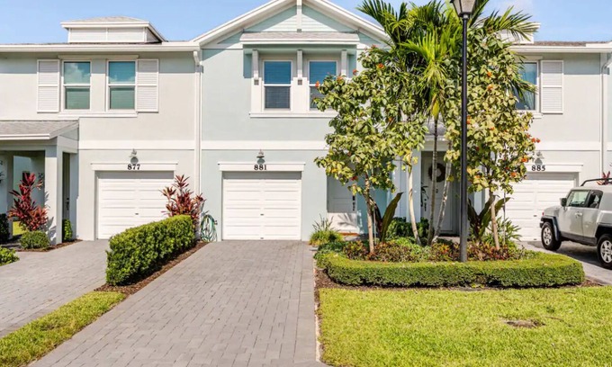 Greenacres Casa | 3 bedroom 2.5 bath townhome in West Palm Beach