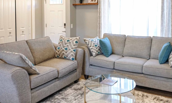 Cochrane Casa | 3 Bedroom 2.5 Bath Near Canmore, Banff & Calgary Airport Pet Friendly