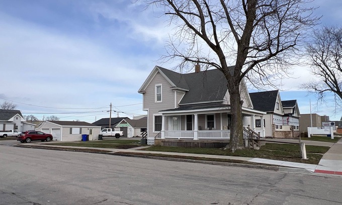 Cedar Rapids - Iowa City Casa | 3 Bedroom, 2 Bath Just 9 Blocks from Downtown!