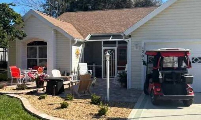Lady Lake Casa | 3 Bedroom 2 Bathroom sleeps 6 and includes golf cart - close to town squares