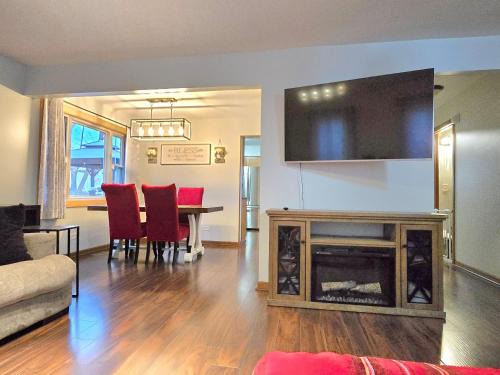 Fox Valley Casa | 3 bedroom 3 bath lovely home in Aurora IL
