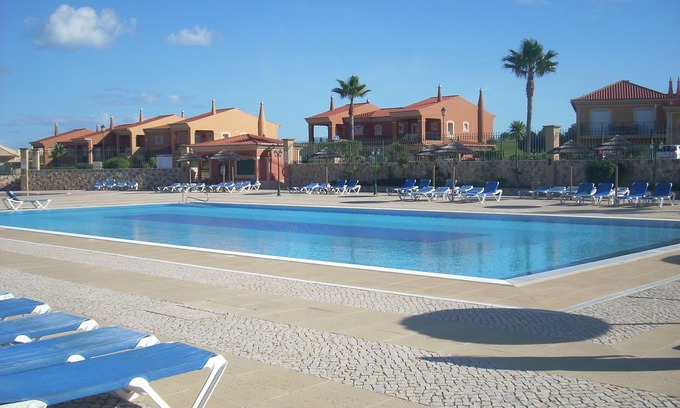 Atalaia Villa | 3 dormitorios, 3 baños Villa se encuentra en la tercera calle cerca de la piscina comunitaria