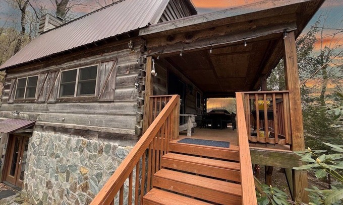 Wolf Laurel Cabina | 3 Bedroom + 3 Bathroom with Hot Tub - Ski Access less than 1 mile!