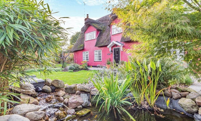 Ashdon Cabaña | Beautiful thatched house in lovely gardens in the historic town of Saffron Walden.