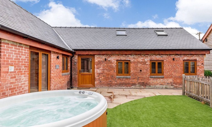 Montgomery Cabaña | 3 bedroom accommodation in Llandyssil, near Montgomery