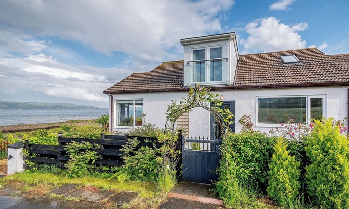 Kilmun Cabaña | The perfect coastal escape for family and friends.