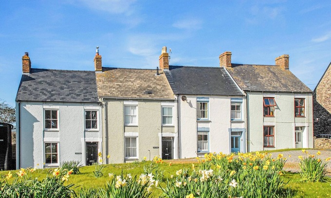 St Davids Cabaña | A welcoming, stylish holiday cottage backing onto St Davids Cathedral and the Bishops Palace.