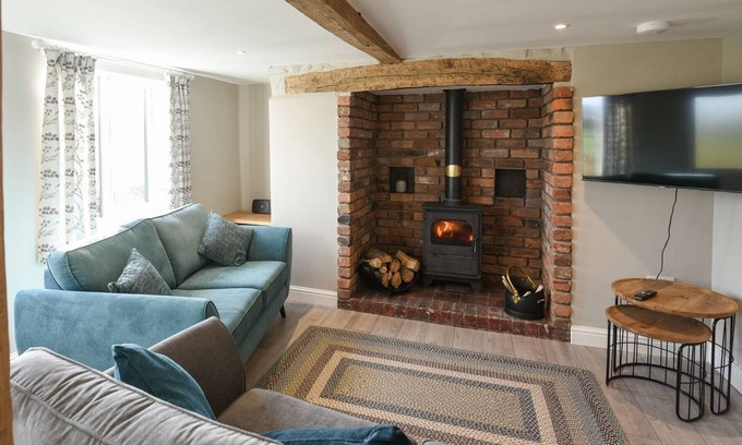 Welshpool Cabaña | 3 bedroom accommodation in Llangyniew, near Welshpool