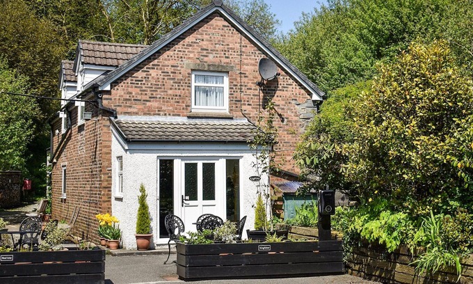 Whitland Cabaña | 3 bedroom accommodation in Cwmbach