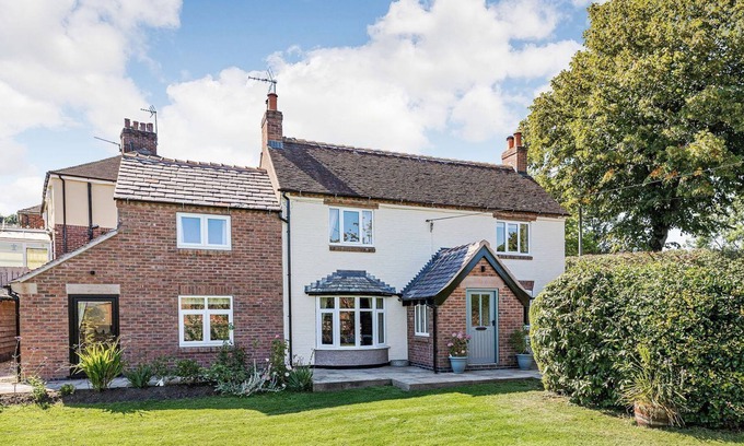 Leek Cabaña | 3 bedroom accommodation in Ladderedge, near Leek