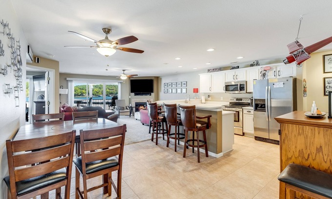 Camdenton Condominio | 3HAB / 2BA, (Todas las camas King) Executive Lakefront, 12'x32 'deslizamiento de barco disponible