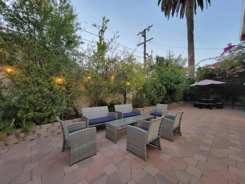 Pico - Robertson Apartamento | 3 bedroom apartment by the MrC Hotel and 5 minutes to Rodeo Drive WiFi TV Patio walk to restaurants
