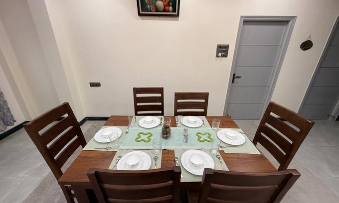 Hyderabad Apartamento | 3-bedroom apartment in welcoming Hyderabad with AC, WiFi. Enjoy your stay
