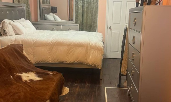 Newark Apartamento | 3-bedroom apartment in delightful Newark with AC