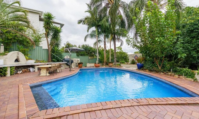 Ashgrove Apartamento | 3 bedroom apartment with amazing pool close to city, mountains and amenities