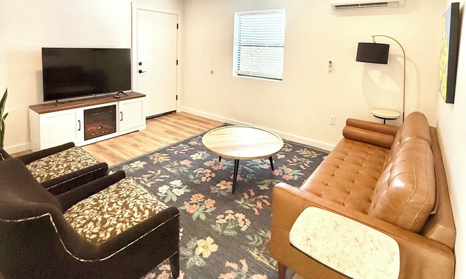 South Tacoma Apartamento | 3-bedroom Apt in central location/Tacoma with AC, WiF. Above cute restaurant.