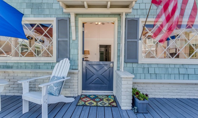Balboa Island Cabaña | A media cuadra de todo. Casa de playa de 3 dormitorios en la isla Balboa