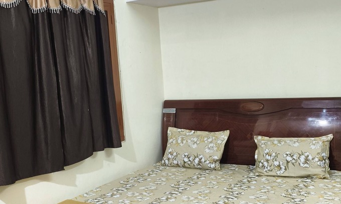Toli Chowki Casa | 3-bedroom building in charming Hyderabad with AC family and friendly
