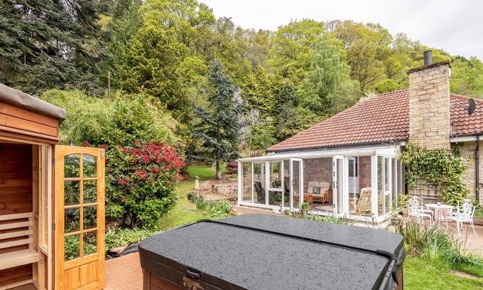 Crieff Casa | 3 bedroom bungalow w/htub & private loch access