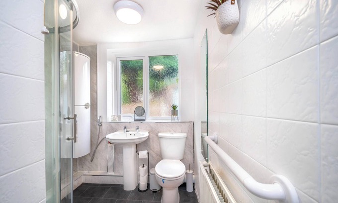 Bolton Casa | 3 bedroom bungalow in Tonge Fold for Contractors and Relocation