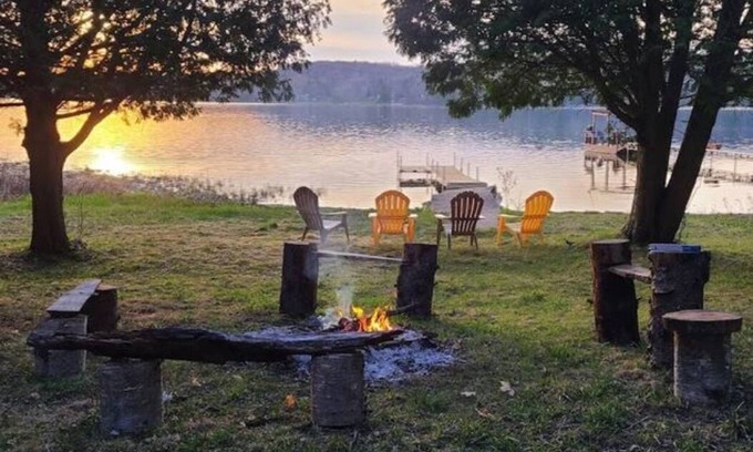 Algonquin Highlands Cabaña | 3 Bedroom Cottage on Maple Lake
