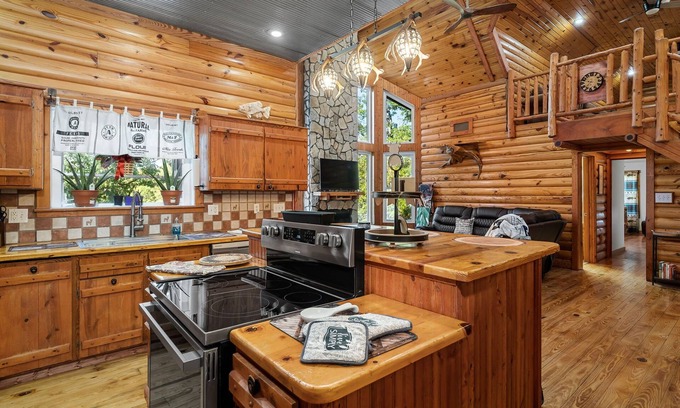Richwoods Cabina | 3-bedroom cabin in Lonedell, Missouri. Overlooking the lake