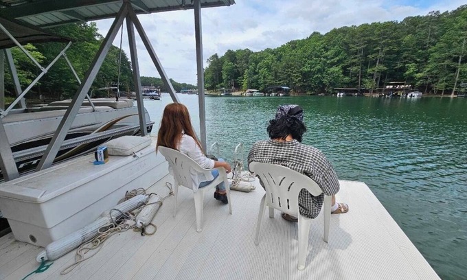Buford Cabina | Cozy 3-bedroom lake front Cabin Lake Lanier Buford with WiFi, AC
