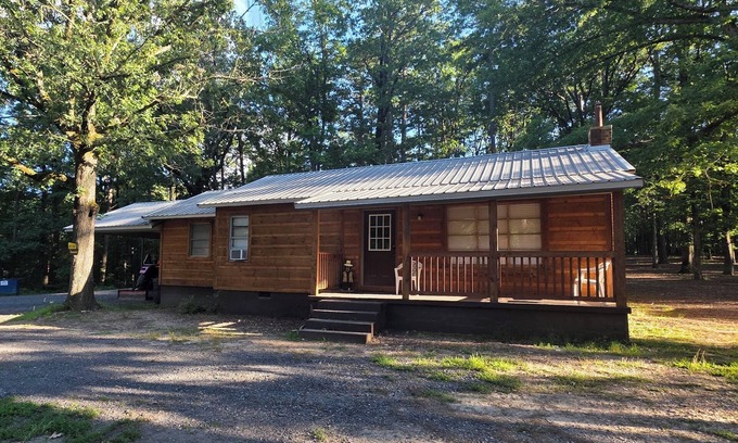 Mena Cabina | 3 Bedroom Cabin, slps up to 8, bring your ATV or rent on from us, 3 miles to WPG