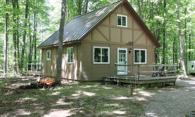 Elmira Chalet De Esquí | 3-bedroom chalet in fabulous Lakes of the North with AC, WiFi
