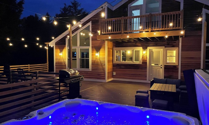 Alexandria Chalet De Esquí | 3 Bedroom Chalet with Hot tub on 3 private acre in the foothills of White Mnts