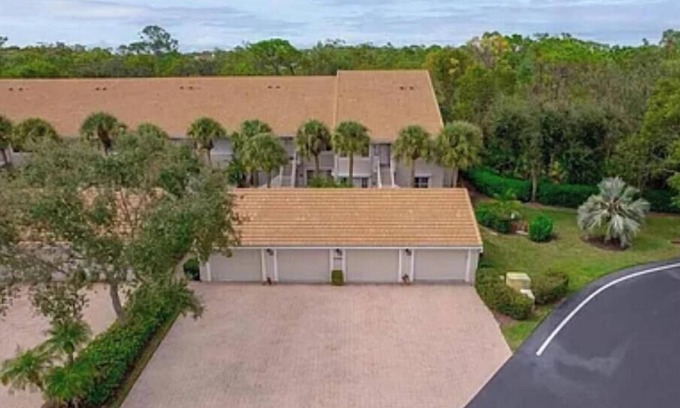 North Naples Condominio | 3-bedroom condo in brilliant Naples with AC