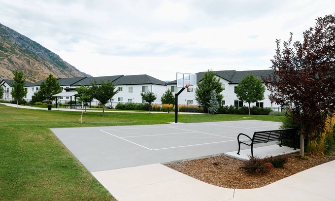 Provo Condominio | 3-bedroom condo in serene Provo with AC, Wi-Fi. Enjoy a peaceful getaway
