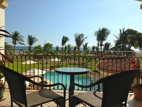 Barrio Los Faroles Apartamento | 3 Bedroom Condo with Ocean View - Tres Regalos 201N