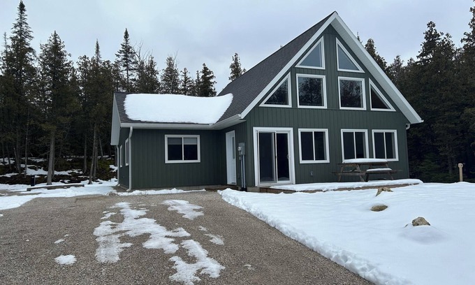 Tobermory Casa | 3 Bedroom Cottage- 51 Corey Cres