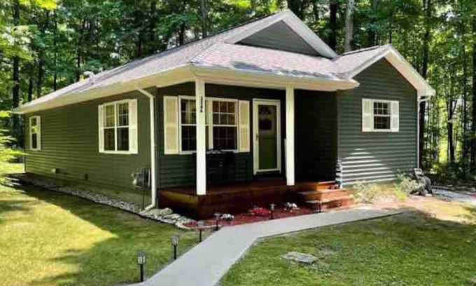 Northeast Michigan Cabaña | 3- Bedroom cottage near Pleasant Lake in Cadillac