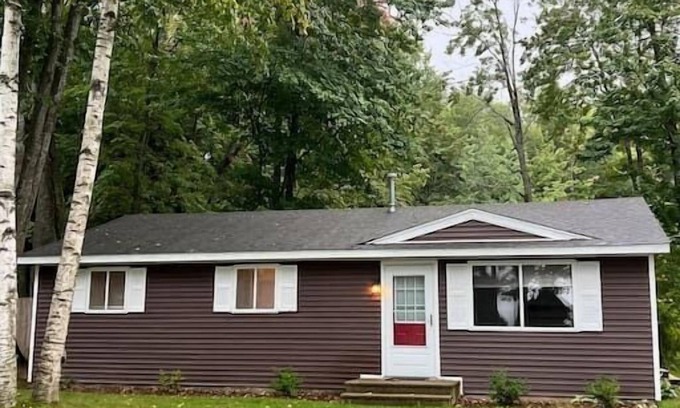 Cadillac Cabaña | 3 - Bedroom Cottage Near Lake Mitchell in Cadillac